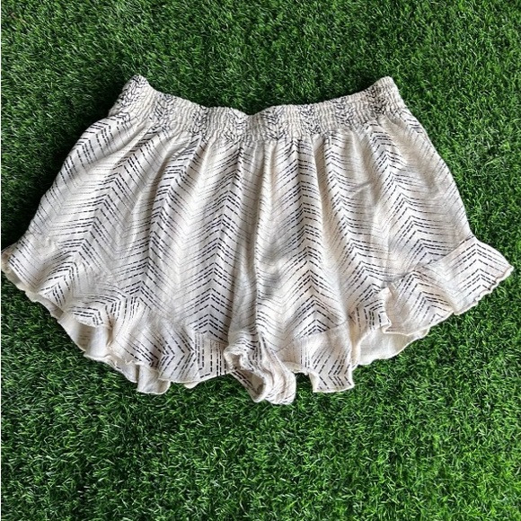 Geometric Print Ruffle Shorts - Picture 2 of 3